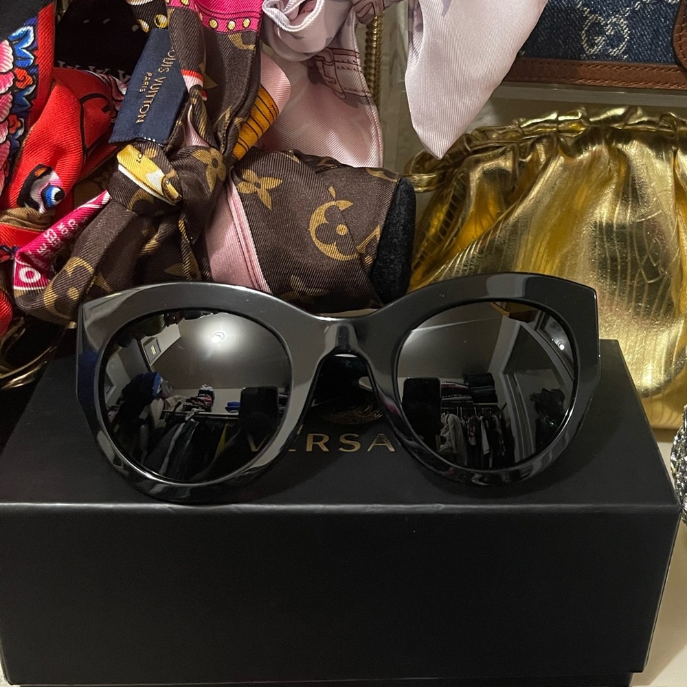 Versace Sunnies - Picture 2 of 3